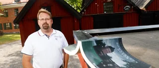 Deckarförfattaren har fått ett uppsving efter kuppen mot domkyrkan