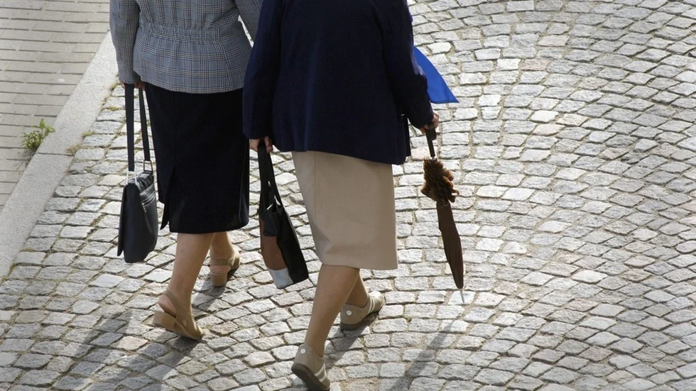 Allt fler äldre kommer bli beroende av försörjning av de som är i arbete. Dessutom kommer samhällets kostnader att öka ännu mer, i och med att vi konsumerar mer välfärdstjänster med ökad ålder.