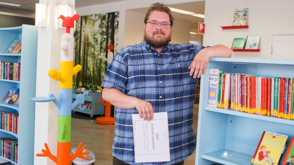 Bibliotekarien Erik Sjöberg på Ängelns barnavdelning, där det är varmare än varmt i dessa dagar. Resten av veckan håller kulturhuset Ängeln stängt på eftermiddagarna.