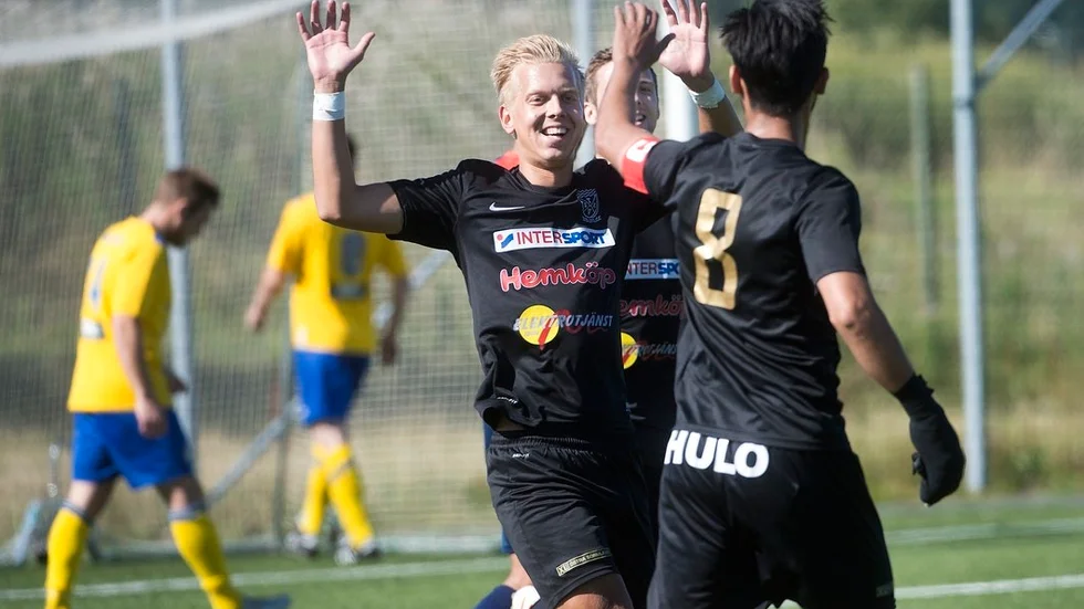 Timmy Österling (den blonde) och dennes återkomst för Trosa Vagnhärad har inneburit ett tydligt lyft i division 3-spelet. Den offensive kraften blev tvåmålsskytt när TVSK kammade hem en riktig ödesmatch i Bromma.
