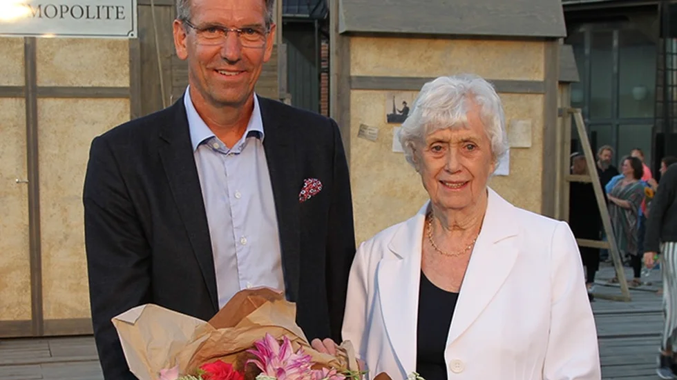 Kerstin Ekman fick ta emot det nya kulturpriset av Sörmlands Sparbanks vd Sören Schelander.