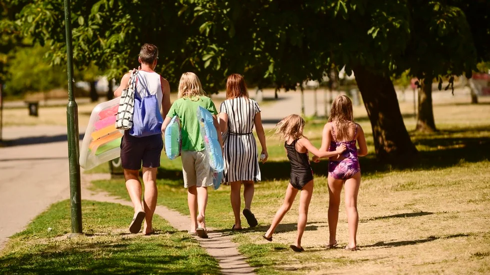 Värmen håller i sig, men SMHI kan plocka bort klass 2-varningar för extremt höga temperaturer i delar av landet, bland annat i Stockholms län. Tantolunden på Södermalm i Stockholm.