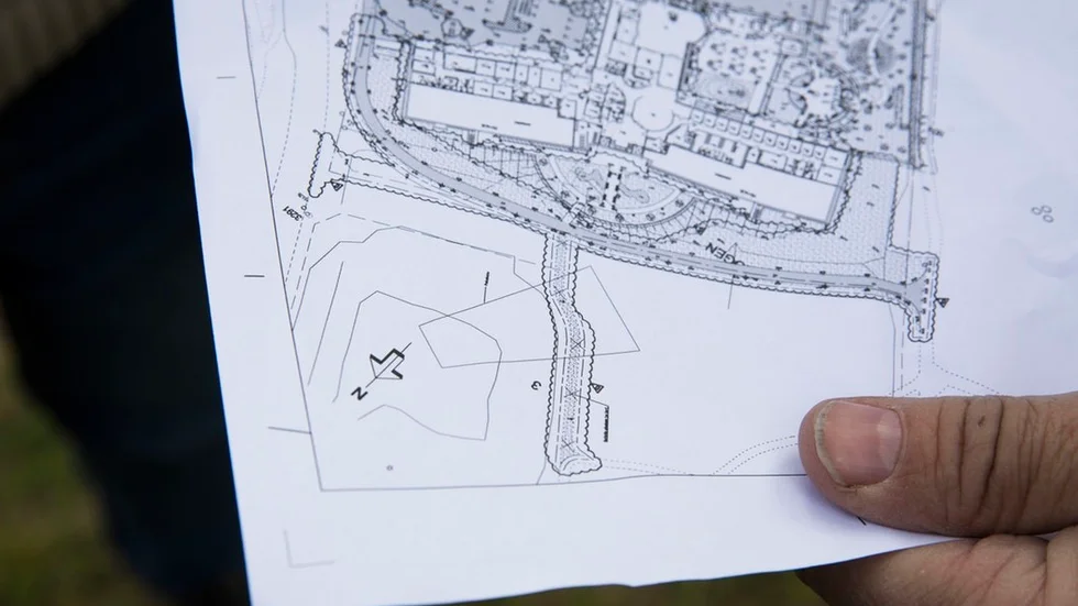 Håkan Stenström från Katrineholm visar hur pulkabacken kommer att se ut i framtiden.