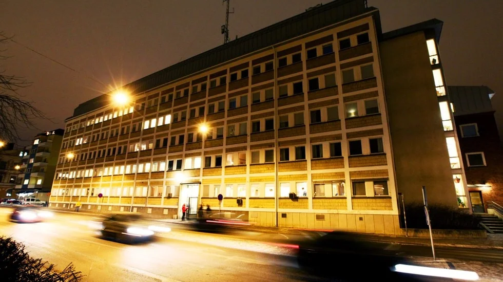 Den misstänkte polisen arbetar under utredningen inne i polishuset, så kallad inre tjänst.