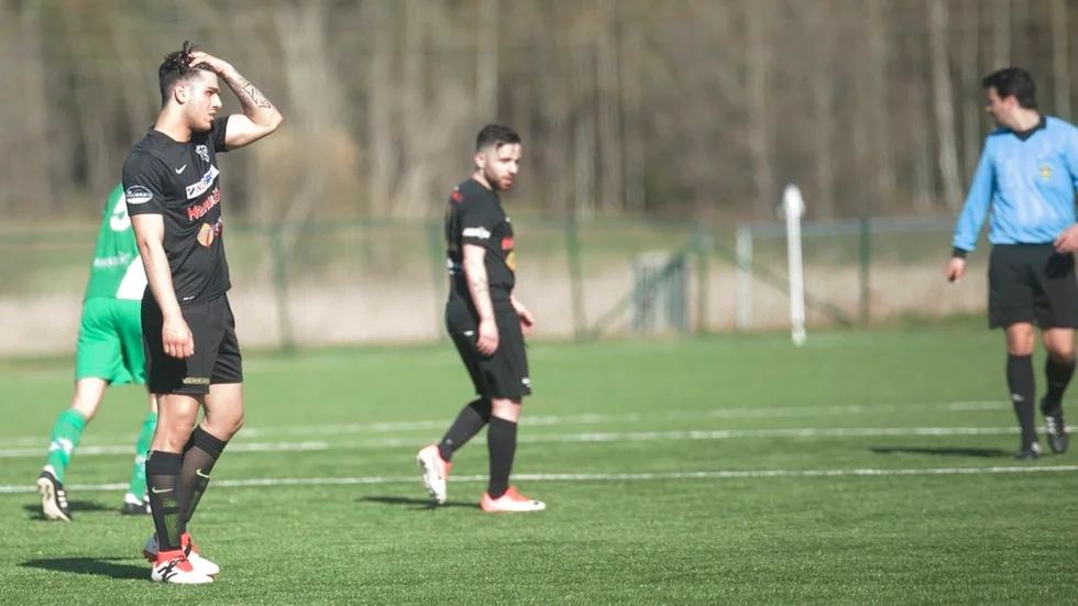 Eli Elia (till vänster) är en av tre spelare som lämnar TVSK.