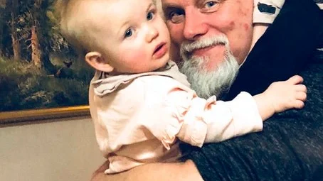 Tommy Jonsson, här med barnbarnen Halie, 5 år och Kayla, 1,5 år.