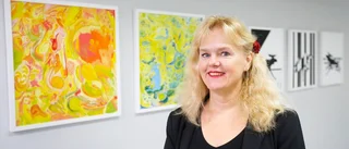 Camilla Arvidsson varvar stråkar med penslar