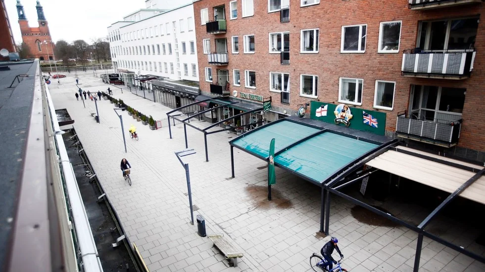 Kroggatan på Nybrogatan i Eskilstuna kryllar av barer och restauranger. Krogarna har rätt att hålla öppet till 02, men nu höjs politiska röster om att förlänga öppettiderna till 03. 
