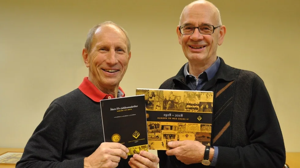 Urmas Bergfeld och Pehr Bengtsson, från idrottsföreningen respektive hembygdsföreningen, har dragit det tunga lasset när Åkers IF:s jubileumsbok producerades.