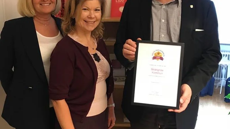 Förskolechef Carina Lindqvist, grundskolechef Katarina Holmsten och utbildningschef Tony Lööw tog emot diplomet från Lärarförbundet. Foto: Maria Ehrnfelt