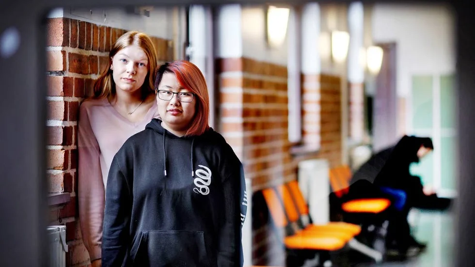 Cornelia Björn och Yulina Svensson Eliasson är båda 18 år och går på St: Eskils gymnasium.

– Det vore bra att testa att få mensskydd reglerat, till exempel hos skolsköterskan. Det skulle kännas tryggare, säger de.