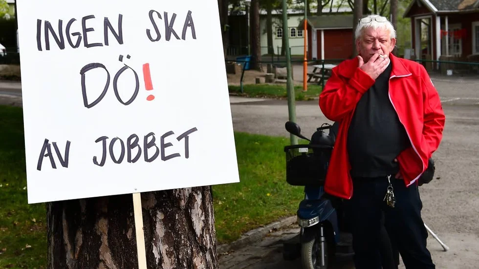 Många slagkraftiga budskap på förstamajtågets skyltar.