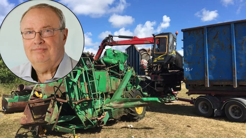 Mikael Bengtson, sälj- och marknadsansvarig på ReAgro. I bakgrunden syns jordbruksredskap som ska återvinnas.