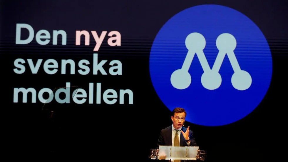 Moderaternas nya svenska modell är att M går i armkrok med V ­– om V så vill.