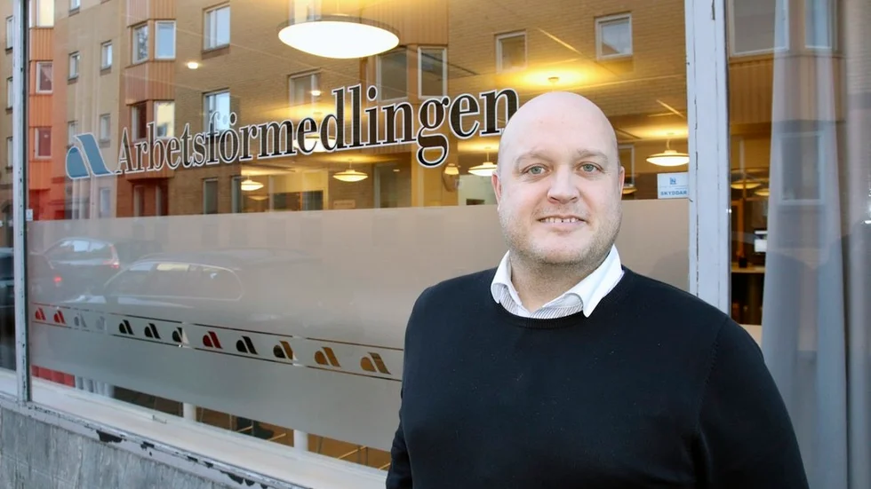 David Bergström utanför sin arbetsplats, arbetsförmedlingen i Norrköping.