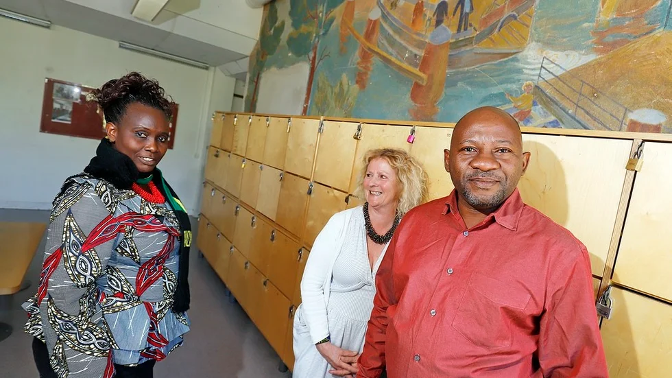 I maj i fjol träffade grundskolechefen Wema Kajigili och projektledaren Gaston Makwembe från stadsdelen Ilila i Dar es Salaam elever och skolledare i Strängnäs, för att prata om elevdemokrati. Strängnäs barnombudsman Helena Edvinsson samordnar vänortsutbytet.