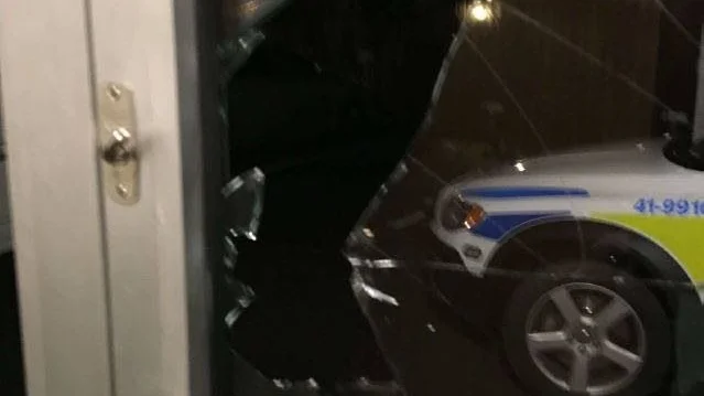 Genom att slå sönder entrédörren tog sig de misstänkta gärningspersonerna in i trapphuset.