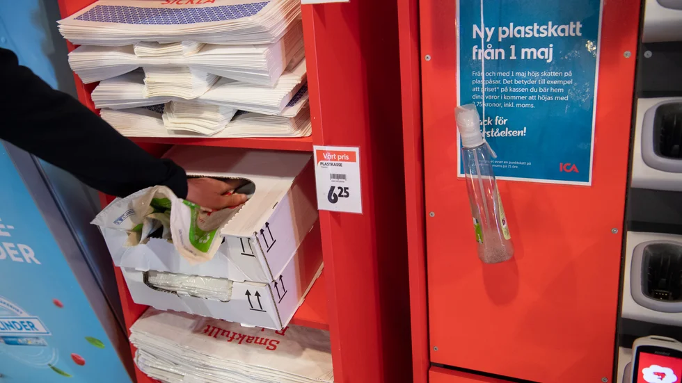 Skatten på plastpåsar engagerar många människor, skriver Per-Olof Järvegren.