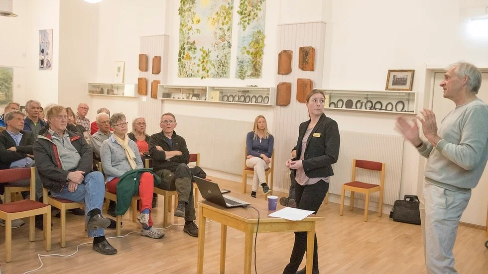 Jenny Herbertsson från miljökontoret i Katrineholm och Ernst Witter från länsstyrelsen i Örebro berättade om hur Öljaren skulle kunna bli av med fosfor.