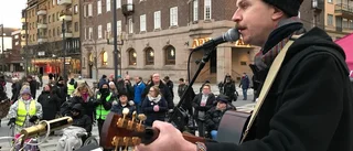 Varför vill du slå sönder tillvaron för tusentals familjer, Åsa Regnér?