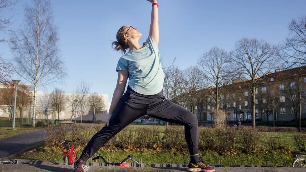 Emelie Königsson Jonsson är en av de två ledarna som håller i Yoga of hope i Flen.
