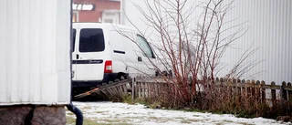 Bil kraschade in i Färghuset i Vallby industriområde