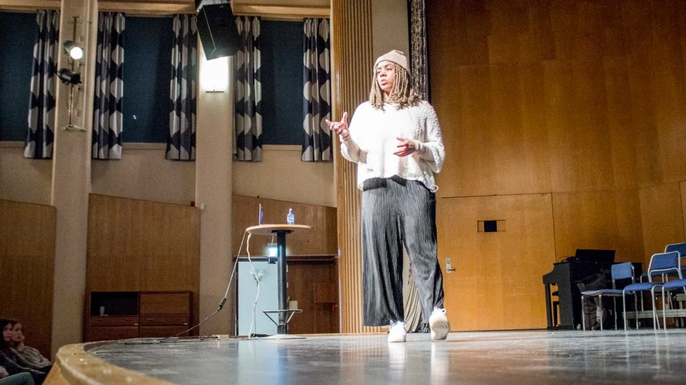 Denise Johnson från stiftelsen Make equal föreläste för Järvenskolan Tallås elever.