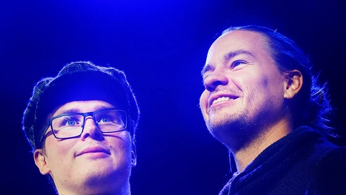 Att ständigt umgås med varandra har inneburit att samtliga i uppsättningen kommit nära varandra.