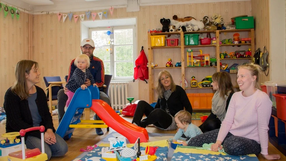 Att få ses under stund, fika och låta barnen leka är ett välkommet inslag för barn och föräldrar på öppna förskolan i Östra Vingåker.