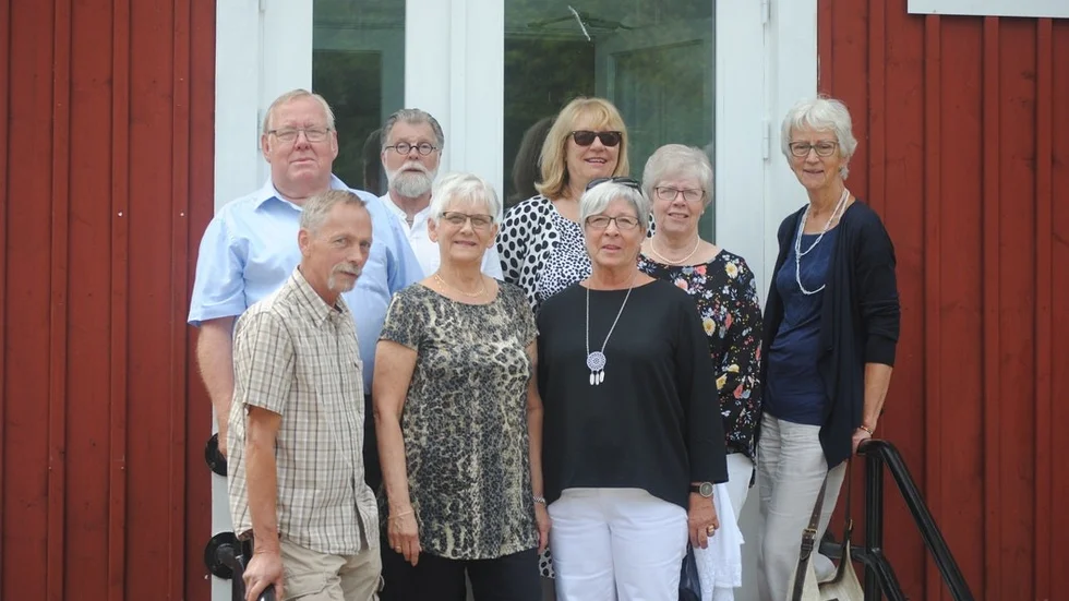 Klass 1 anno 1957 återsågs på Stavsjö skola. Från vänster Leif Sjöberg , Alf Pettersson, Tomas Gerelius, Anitha Jansson, Kristina Rudow, Gunilla Karlsson,  Ingegerd Nyman, Annika Crombez.