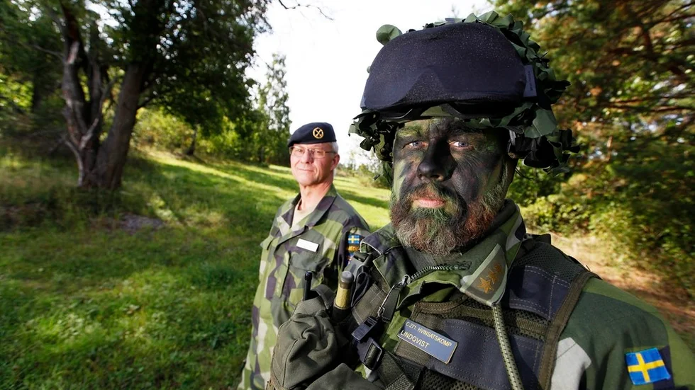 Överstelöjtnant Mikael Smedin, här tillsammans med kapten Niclas Lindqvist i förgrunden, under militärövningen Aurora 17 som gick av stapeln i Sörmland tidigare i höst.