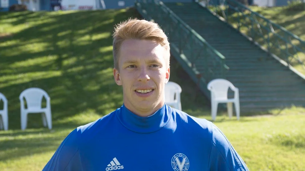 187 centimeter Erik Lindgren har förstärkt anfallet i vissa matcher med sitt fina huvudspel, tre mål har det blivit, men tekniken är inte så illa för att vara mittback heller.