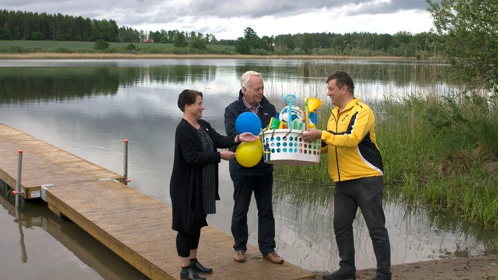 Anneli Hedberg och Göran Dahlström från kommunen förklarade badplatsen invigd och överlämnade en gåva till idrottsföreningens ordförande Mattias Claesson.