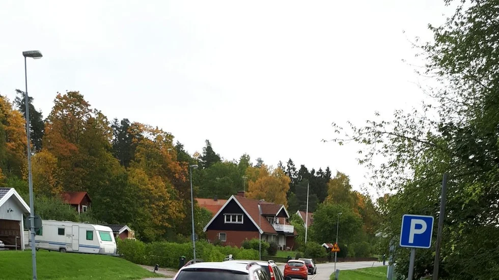 Parkeringen längs med Skolagatan i Trosa borde ha en tidsbegränsning, anser insändarskribenten. FOTO: BENGT  LUNDGREN