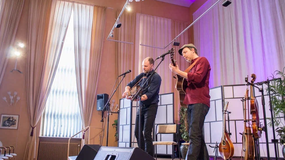 Johan Hedin (nyckelharpa) och Esbjörn Hazelius (gitarr).
