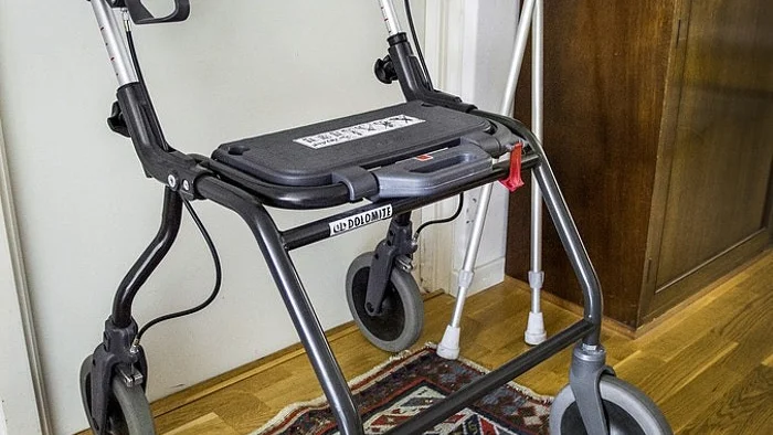 Om en boende behöver sin rollator för att kunna gå på toaletten kan man söka bidrag för att anpassa utrymmet för detta.