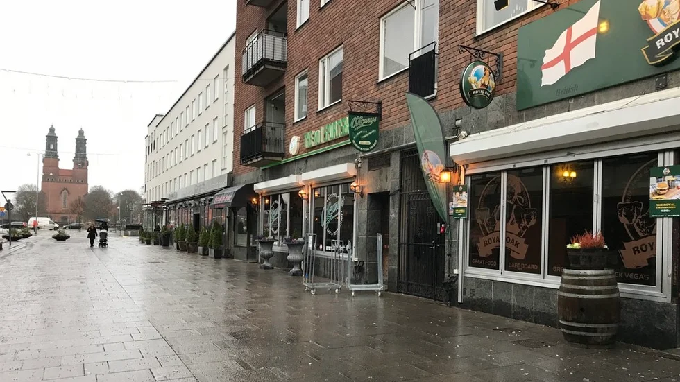 En kvinna sparkade en man mellan benen på Nybrogatan. Nu har kvinnan åtalats misstänkt för misshandel.