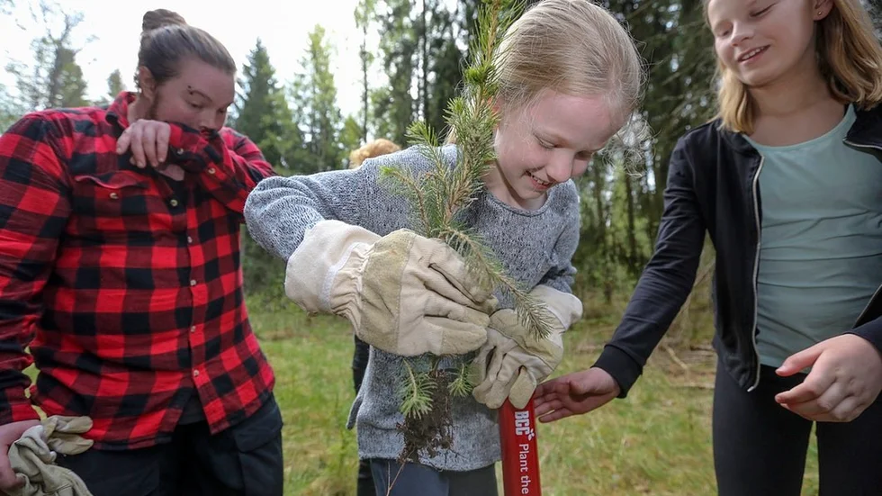 Alma Nyholm fick hjälp med planteringsröret av Sanna Lindgren, bägge 10 år och från Kunskapsskolan.