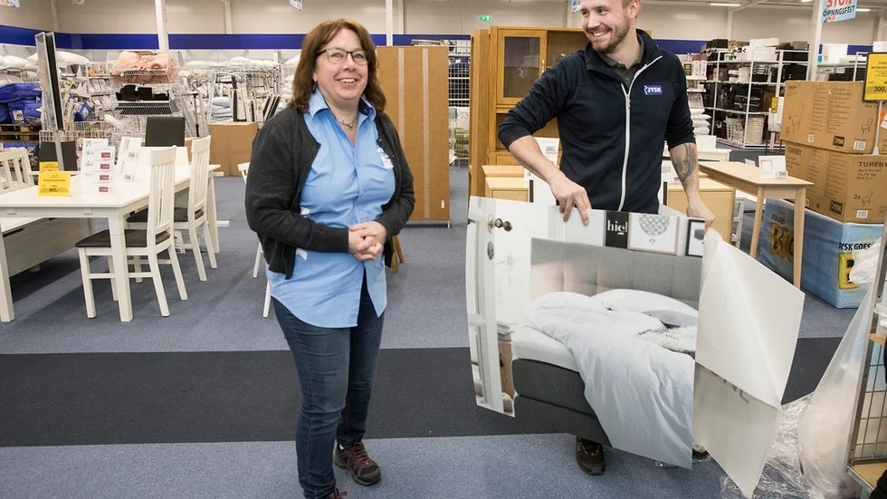 Lotta Lundh Larsson säljchef, på Jysk i Katrineholm i samtal med Frank Hedberg. Frank Hedberg kommer från Malmö men har som arbetsuppgift att bygga Jyskbutiker från norr till söder.