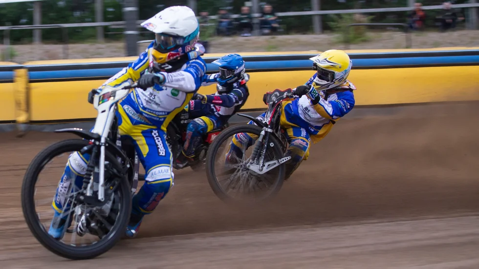 Piotr Pawlicki vann brödrakampen mot Przemyslaw Pawlicki i det tredje heatet när Masarna i fjol vann mot Piraterna. Nu kämpar Masarna för sin existens i ligan i år.