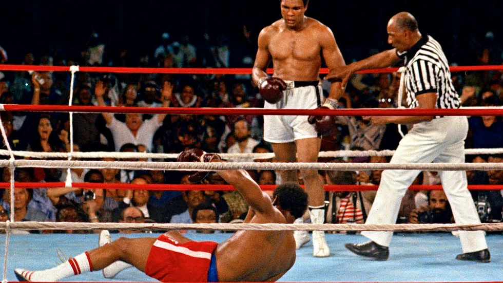 Muhammad Ali fick George Foreman på fall i "Rumble of the Jungle". Nu har mästarbältet från matchen sålts. Arkivbild.