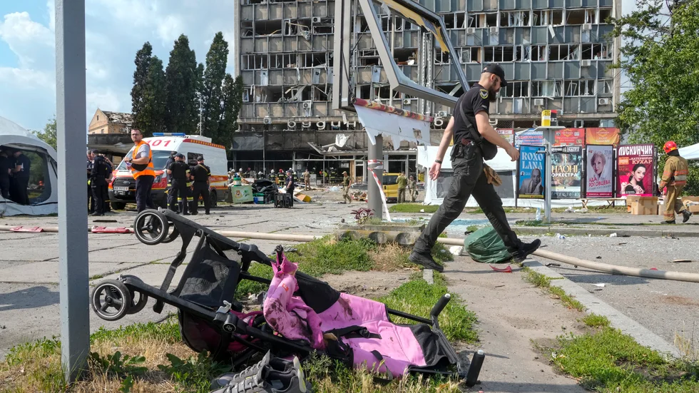 En fyraårig flicka fanns bland offren för den ryska attacken mot Vinnytsia i centrala Ukraina. På bilden syns flickans barnvagn.