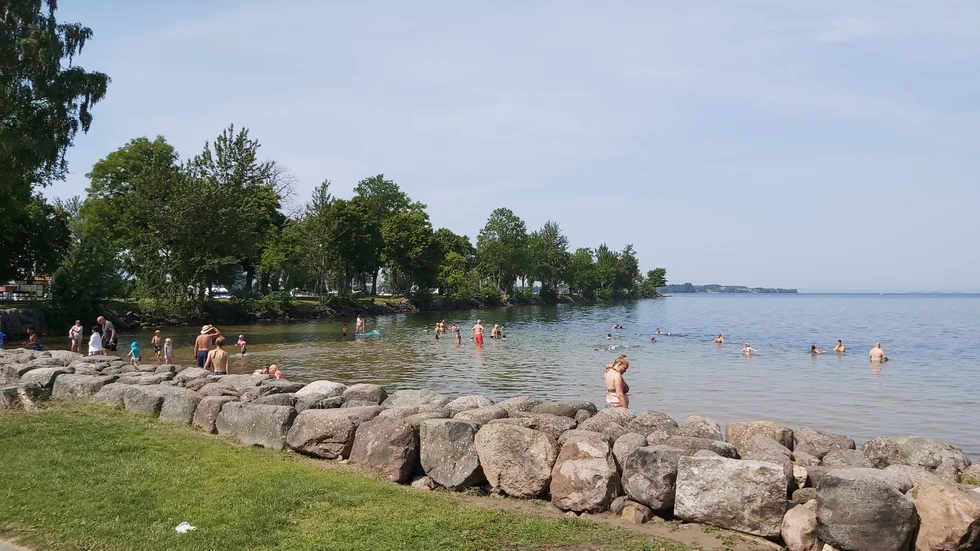 Vid badplatsen nere vid hamnen i slottsområdet i Vadstena njöt semesterfirare och sommarlovsnjutare av Vätterns svalkande vatten.