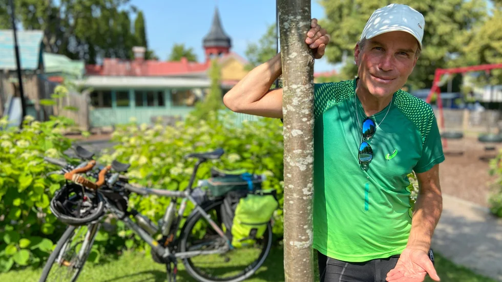 Initiativtagaren till Barnens träd, Jonas Paulman har tillsammans med Trosa kommun planterat ett träd i Rådhusparken, för att uppmärksamma om barns rättigheter.