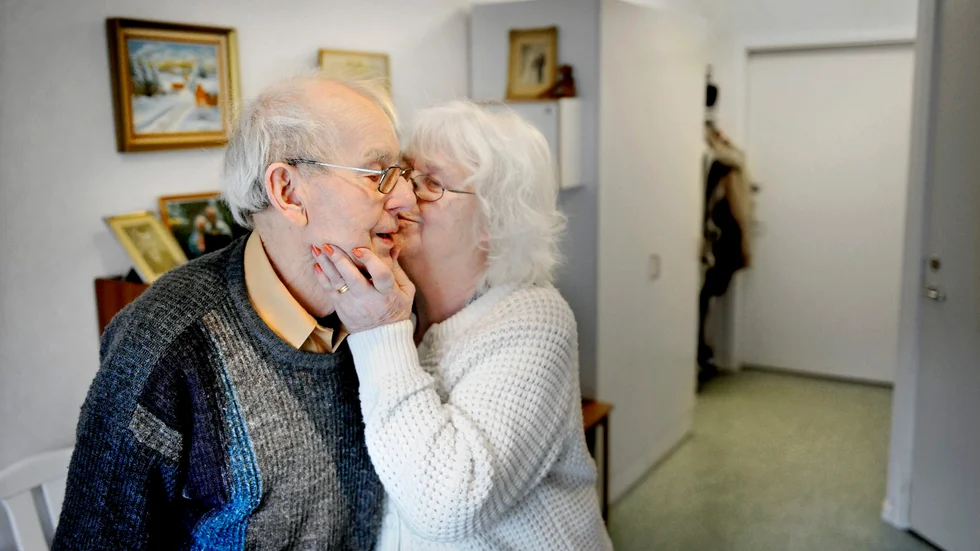 För att ha rätt att bo tillsammans på ett äldreboende måste minst en i paret har beviljats en plats på ett äldreboende av en biståndshandläggare. Paret ska också ha bott tillsammans under en längre tid och båda ska vilja fortsätta bo tillsammans på ett äldreboende. Paret på bilden har inget med artikeln att göra utan är tagen i ett annat sammanhang.