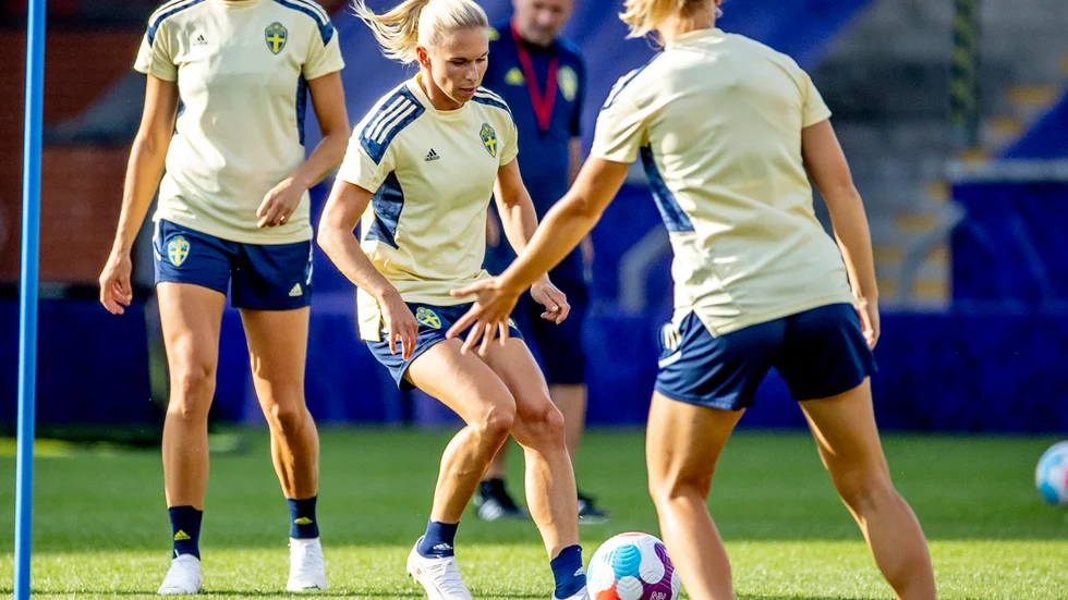 Jonna Andersson, mitten, under en av det svenska landslagets EM-träningar. Hammarbybacken har covidsymptom och fanns inte med på träningen dagen före EM-kvartsfinalen mot Belgien.