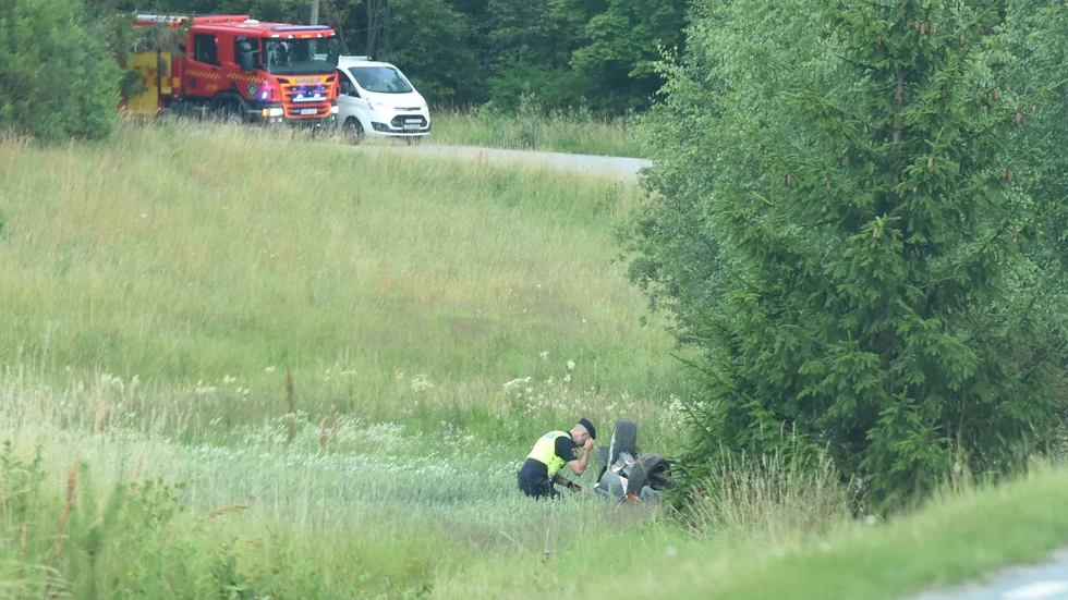 Två vuxna och ett barn fanns i bilen som voltade och hamnade på taket ute på en äng utanför Vagnhärad på onsdagskvällen.