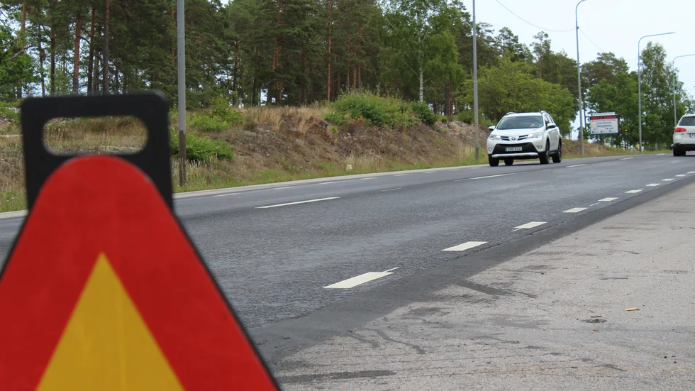 Den nya asfalten ska grusas på torsdag.