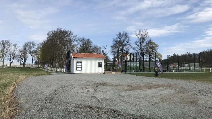Bild tagen vid kommunens tillsyn på parkeringsyta, hus och anläggning.