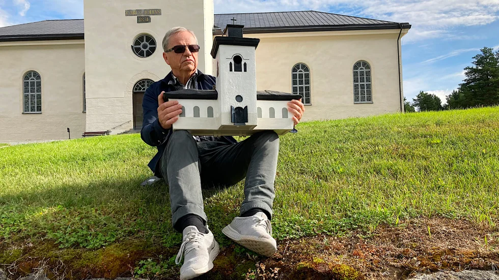 Roger Nilsson, beundrar sin kyrkofågelholk. En prima kopia av Överluleå kyrka i bakgrunden som varit hans arbetsplats i över 40 år. "Jag började på kyrkogården i Lundagård och sedan blev en tjänst ledig som kyrkovaktmästare."
